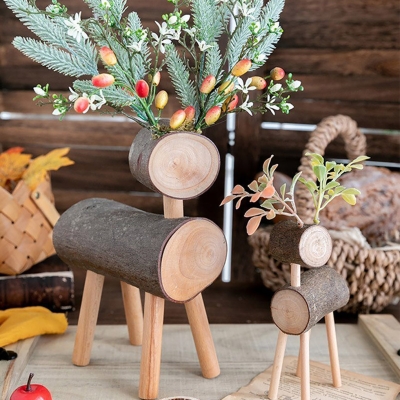 Piccole figure di renne in legno