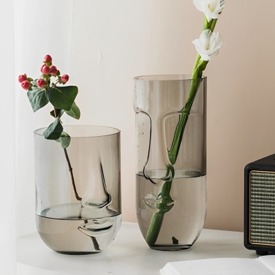 Vaso decorativo in vetro con volto umano astratto Vaso decorativo a cilindro grigio