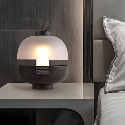 Lampada da tavolo postmoderna creativa a LED con paralume in vetro a rete di ferro semicircolare