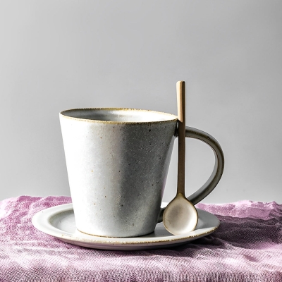 Tazza da caffè con piattino in gres bianco affusolato