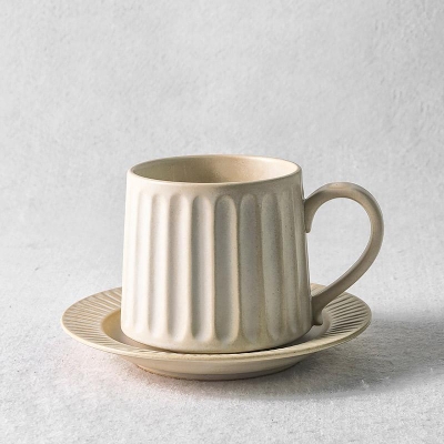 Tazza da caffè in gres con finitura a coste grigio beige, tazza da tè e piattino