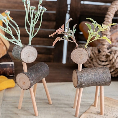 Piccole figure di renne in legno