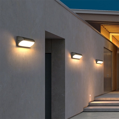 Lampada da parete moderna e minimalista a LED impermeabile per balcone esterno nel cortile della villa