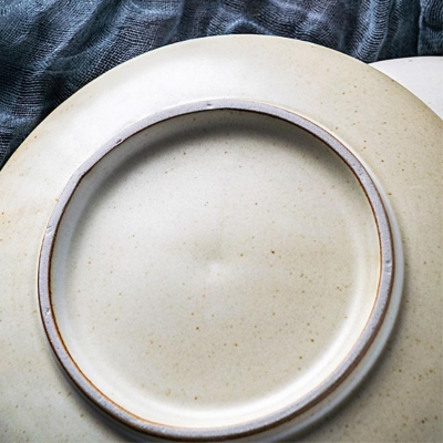 Piatto In Gres Bianco Con Decoro A Righe Uniformi