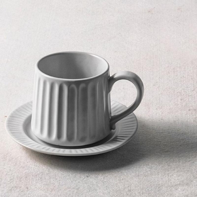 Tazza da caffè in gres con finitura a coste grigio beige, tazza da tè e piattino