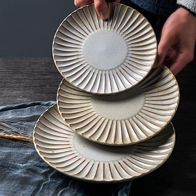 Piatto In Gres Bianco Con Decoro A Righe Uniformi