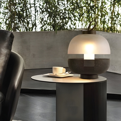 Lampada da tavolo postmoderna creativa a LED con paralume in vetro a rete di ferro semicircolare