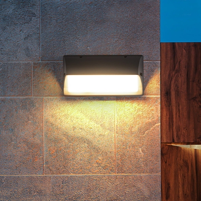Lampada da parete moderna e minimalista a LED impermeabile per balcone esterno nel cortile della villa