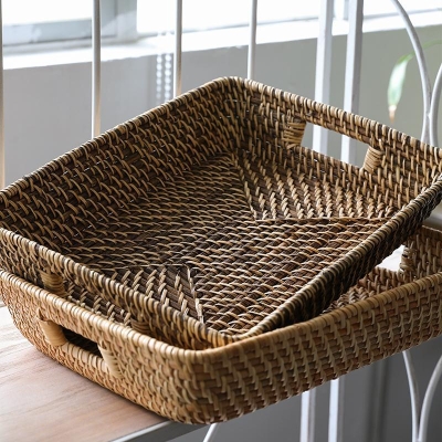 Vassoio/cestino portaoggetti rustico in rattan