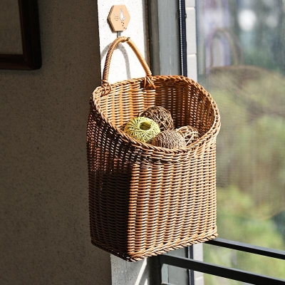 Cesto portaoggetti in plastica da appendere in legno con manico singolo