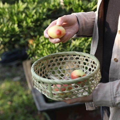 Cestino rustico in bambù rotondo alla ricerca del sole
