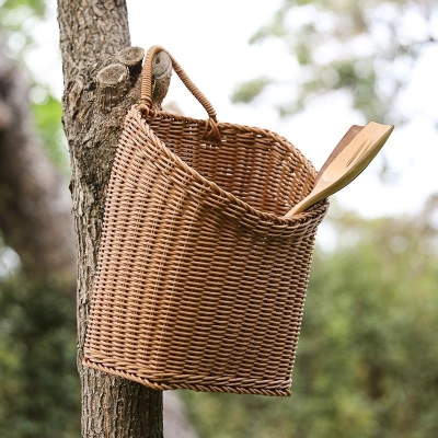 Cesto portaoggetti in plastica da appendere in legno con manico singolo