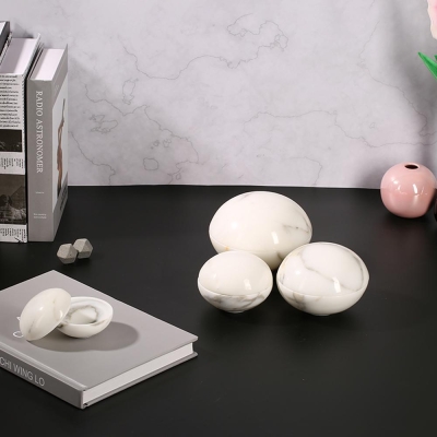 Set di ornamenti bianchi rotondi personalizzati per la famiglia in marmo con coperchi bianchi