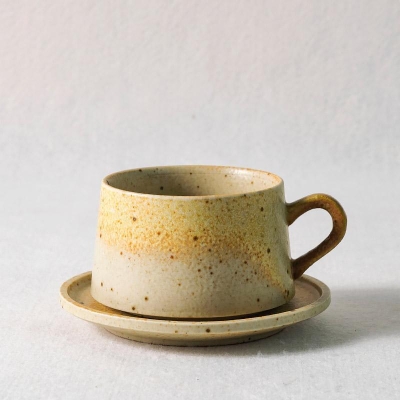 Tazza corta e tozza in gres con piattino
