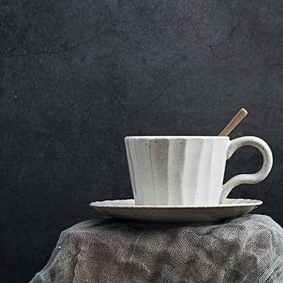 Tazza In Gres Bianco Leggermente Schizzata Con Cucchiaio